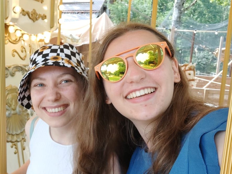 Emma et Maréva, les fondatrices de Le vagabondeur, sourires aux lèvres pendant leur premier voyage