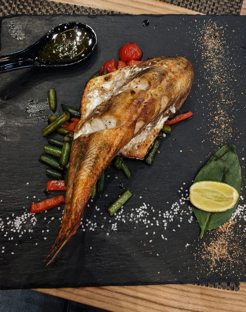 Poisson cuit à la plancha chaud et croustillant