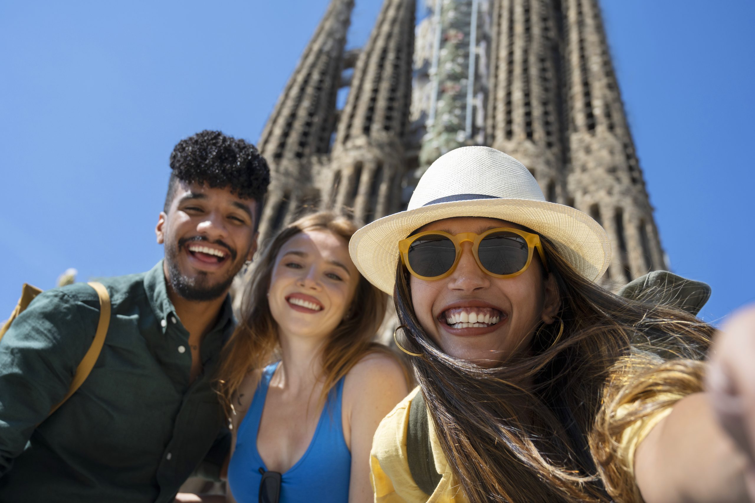 Groupe de jeunes devant la sagrada familia à Barcelone