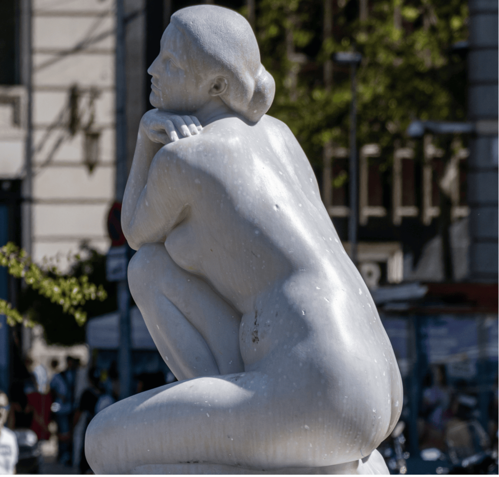 Une statue en extérieur d'une femme nue accroupie à Barcelone, ce ne sera pas une image du musée car je n'en ai pas trouvé mais elle est assez jolie pour faire penser au sujet de l'érotisme je suppose