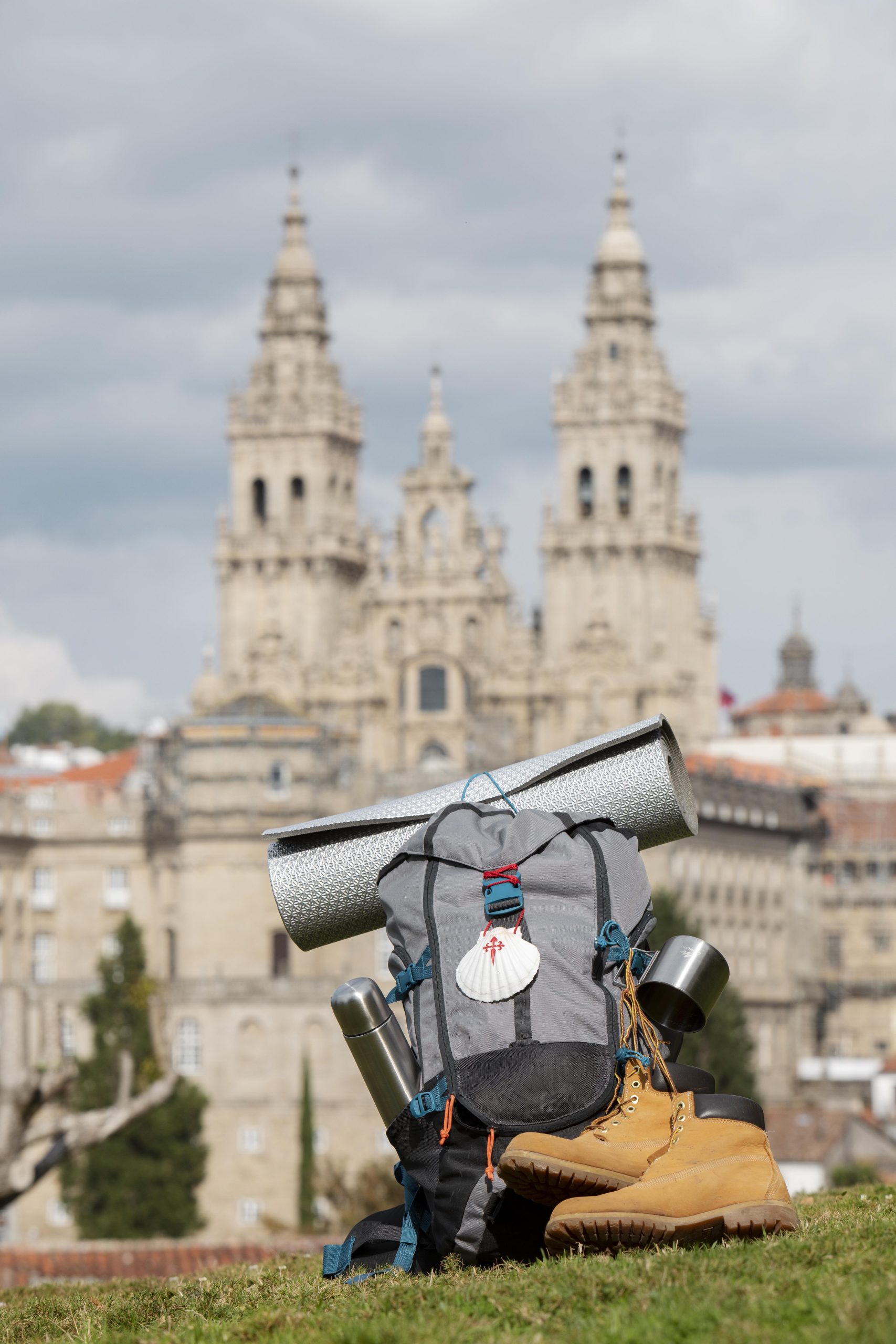 Sac à dos de voyageur devant une cathédrale à Barcelone
