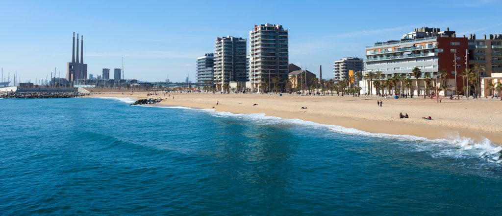 Un morceau de la plage de Barcelone sans nuage et avec le sable fin