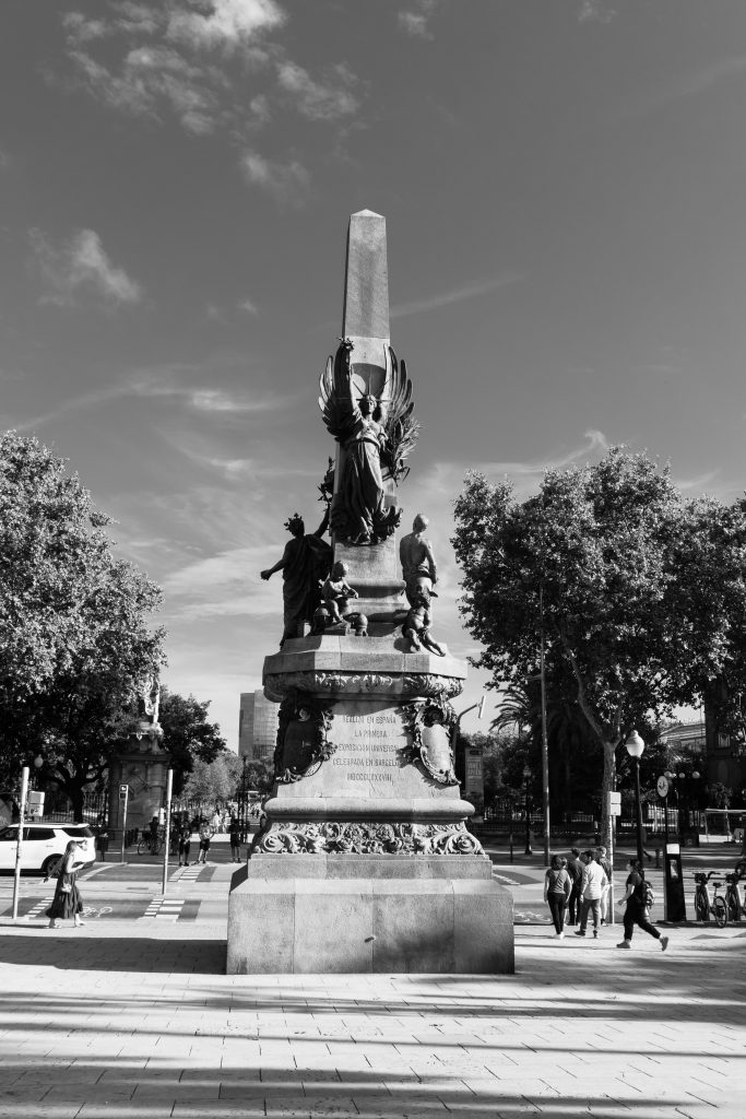 Mémorial pour les volontaires catalans à Barcelone en noir et blanc