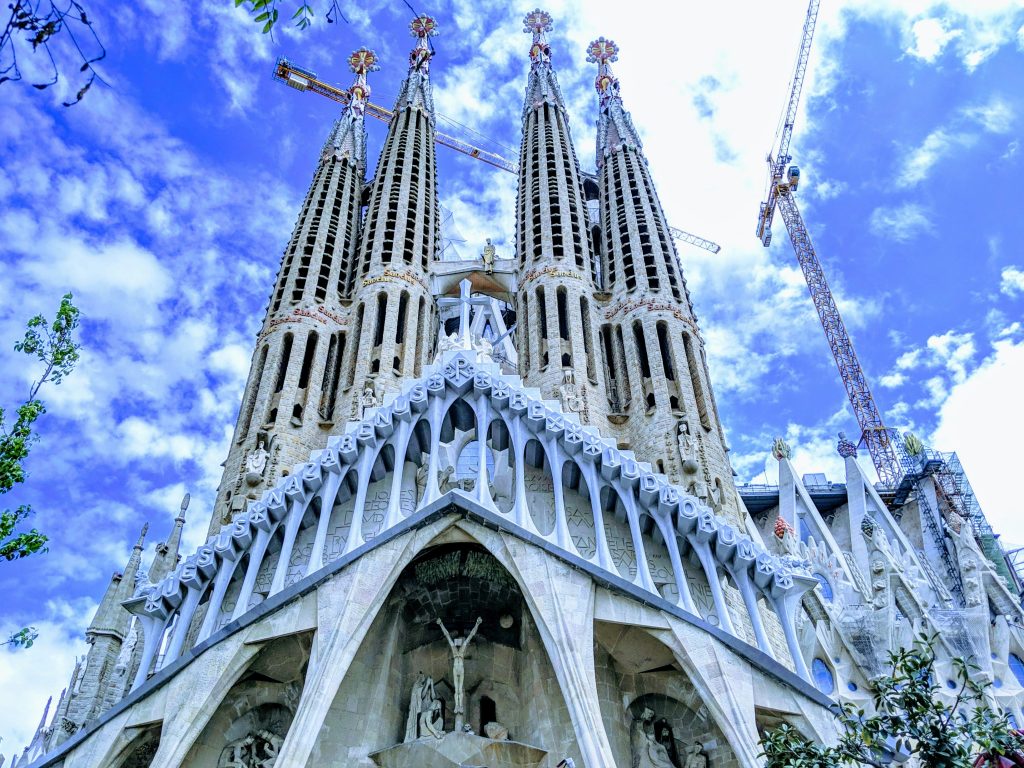 La cathédrale de barcelone, vue plongeante sur l'entrée et ses tours