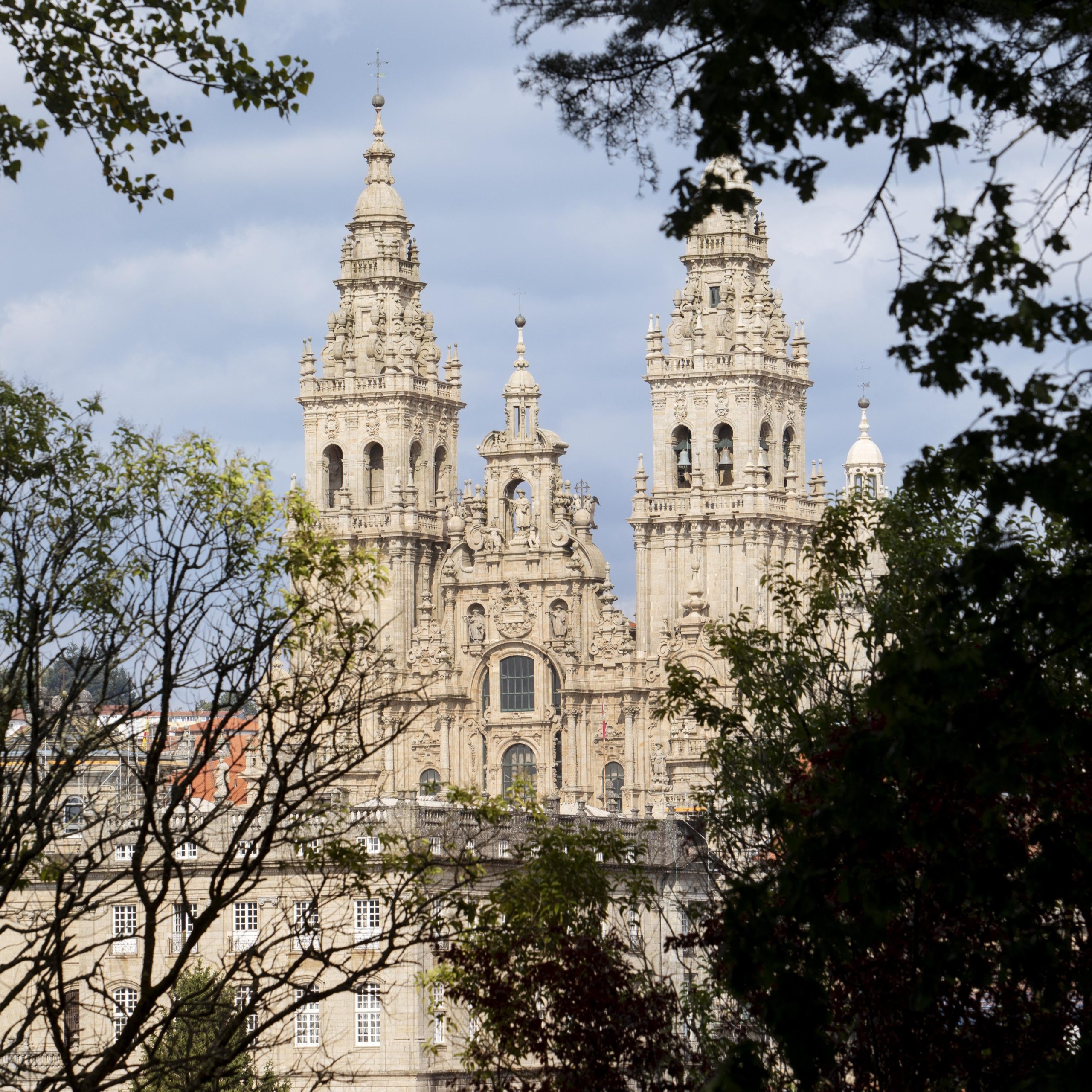 La magnifique cathédrale de Barcelone cachée dans les arbres