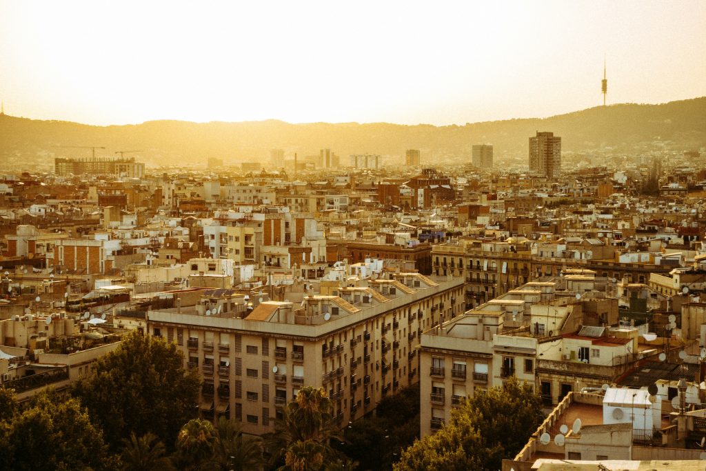 Vue sur le quartier El Raval de Barcelone pendant le coucher de soleil et avec les montagnes en arrière plan