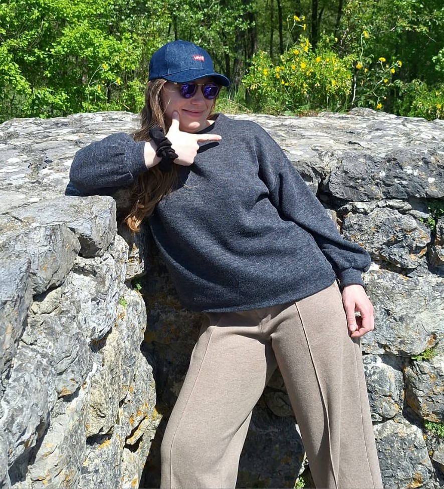 Emma au soleil, prenant la pose avec une casquette A savoir que Emma est l'unique et réelle créatrice du site mais j'avais besoin de quelqu'un d'autre sur les images donc j'ai victimiser Maréva (qui existe, c'est mon amie et âme sœur que je marierai bien un jour)