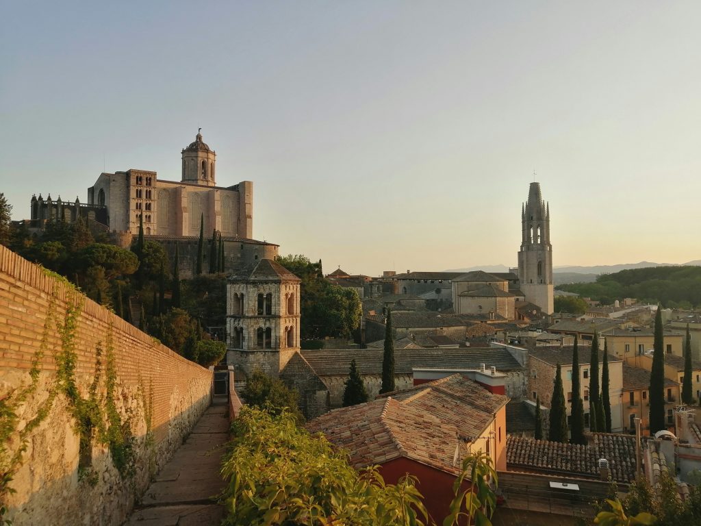 Gérone avec un air antique, qui survole les maisons et les tours