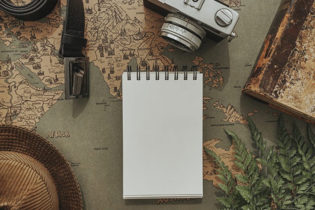 un carnet sur une carte du monde, il est vierge, il ne reste qu'à le remplir