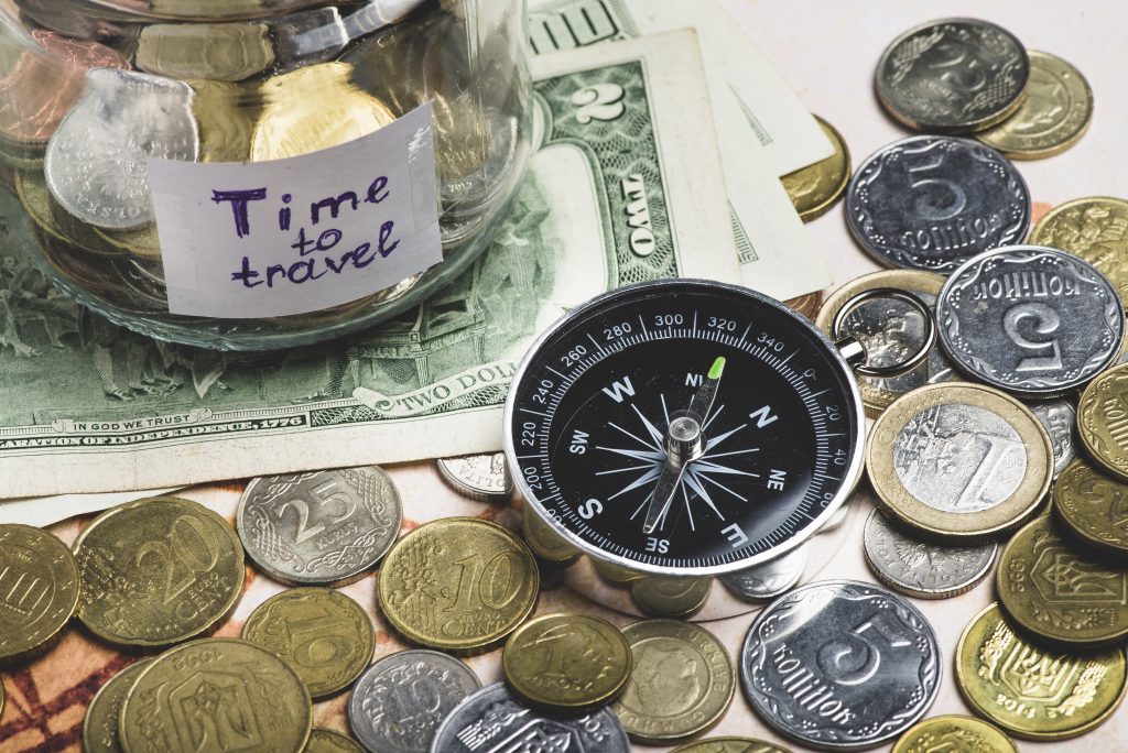 De nombreuses pièces avec une boussole et une boite sur laquelle il est écrit "Time to travel"