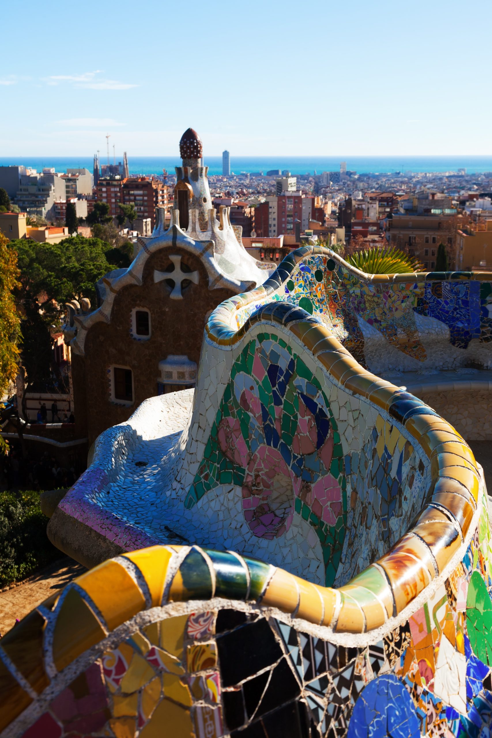 C'est un fragment du parc Guell à Barcelone en Espagne, avec une magnifique vue sur le reste de la ville et la mer tout au bout de Barcelone