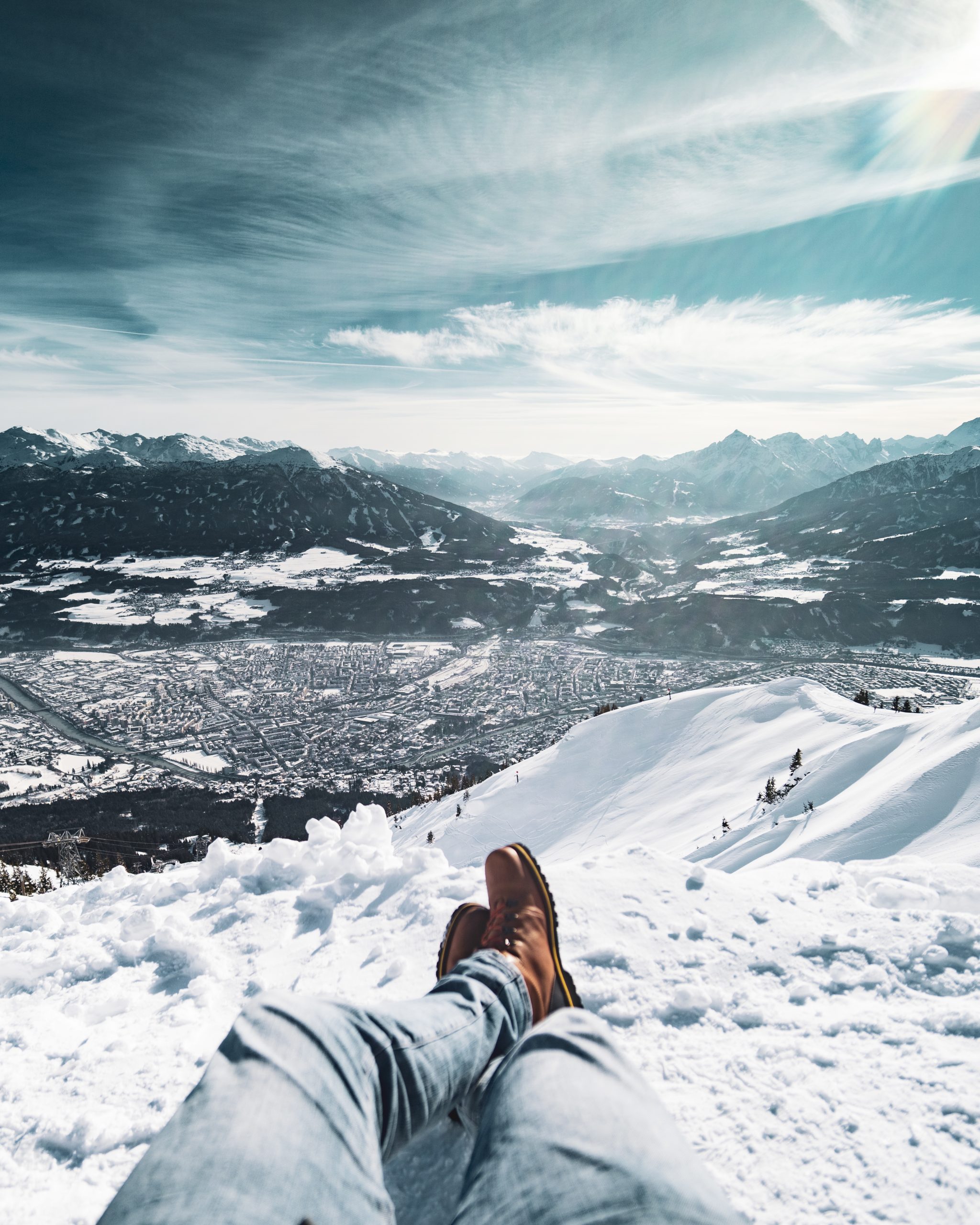 Les pieds dans la neige, belle vue sur la haute savoie dans la neige