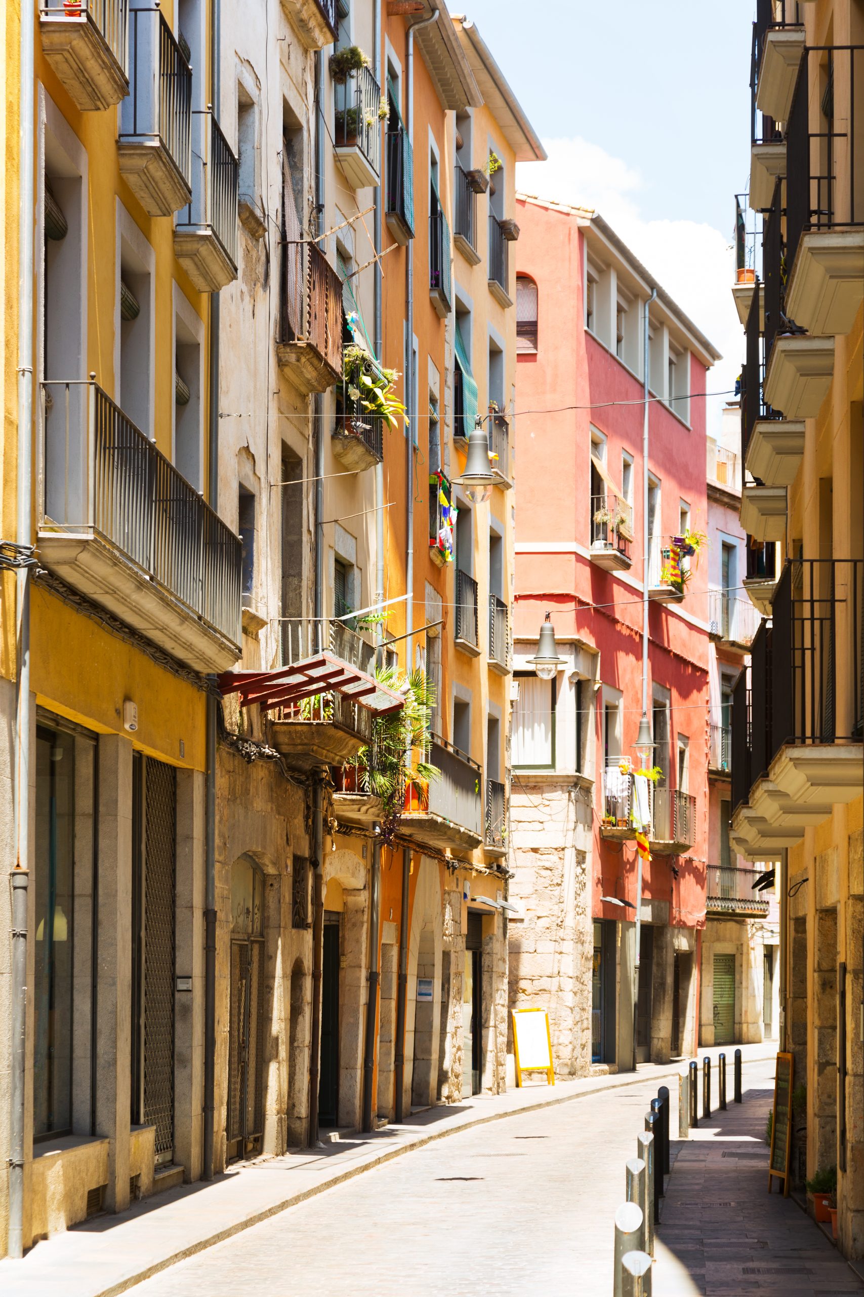 Belle rue aux maisons colorées dans le cœur de Gérone en Espagne