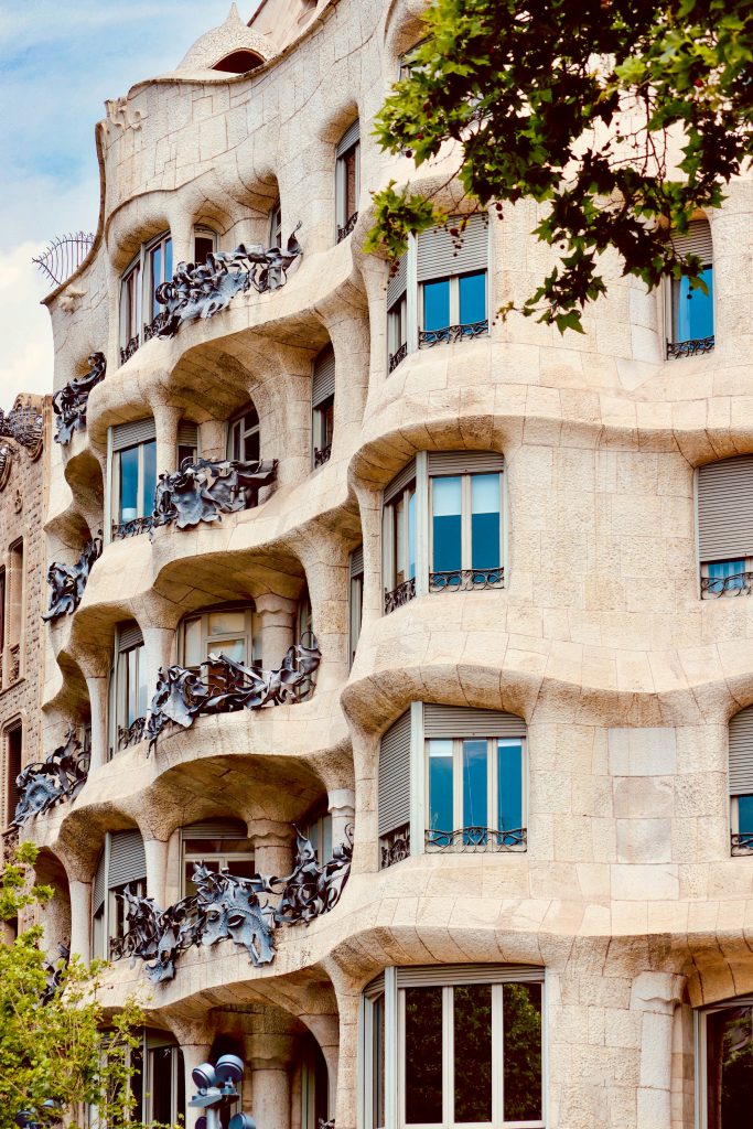 la pedrera de gaudi avec ses formes arrondies