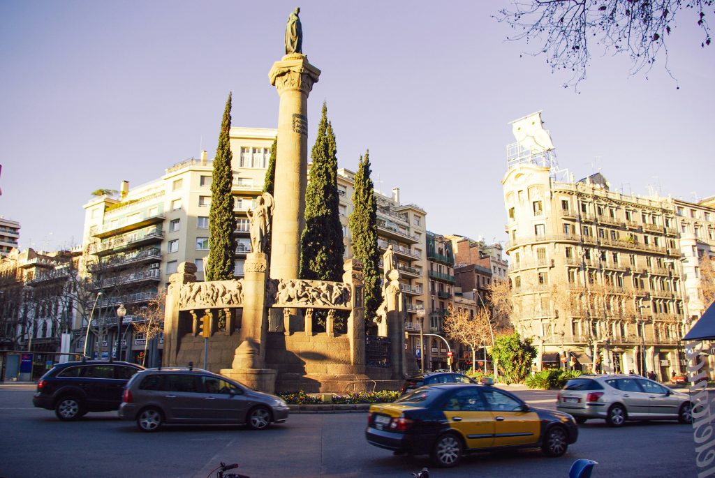 Le monument a Narcis Monturiol au milieu d'un rond point