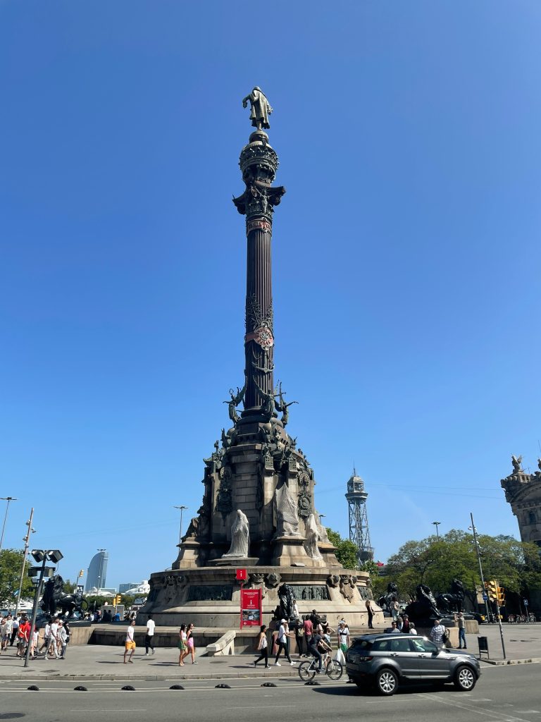 Monument pour Christophe Colomb qui fait 60 m de haut et a en son paroxysme une statue de Colomb qui pointe vers les Amériques
