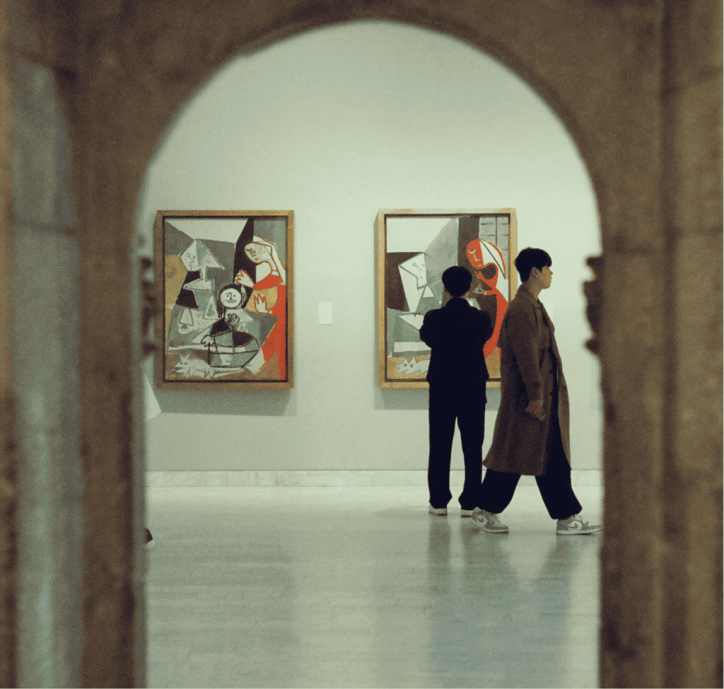 Un musée d'art dans Barcelone, l'art semble contemporain ou cubisme, je ne m'y connais pas trop mais les tableaux sont très colorés : rouge, bleu, jaune, vert pour les personnages mais les fonds restent dans des nuances de gris