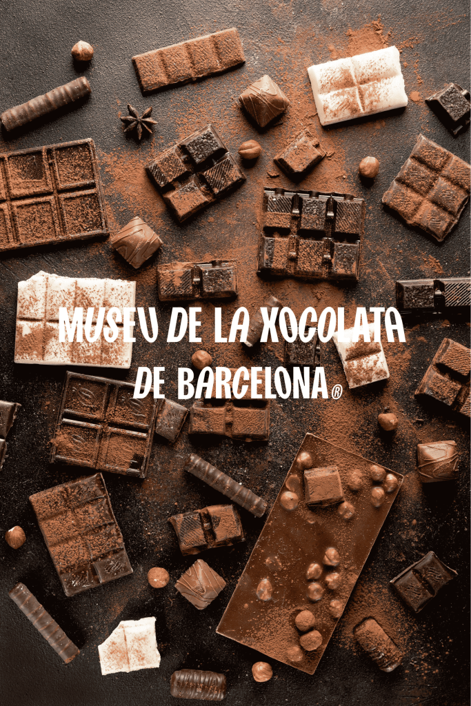Logo du musée du chocolat avec une variété de chocolats en arrière plan, le musée se dit, en catalan, "Museu de la Xocolata de Barcelona"