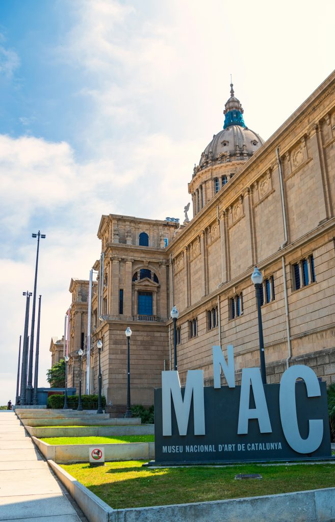 Musée national d'art de catalogne, il est bleu (lui aussi hehe), se dit MNAC, est à l'extérieur du musée