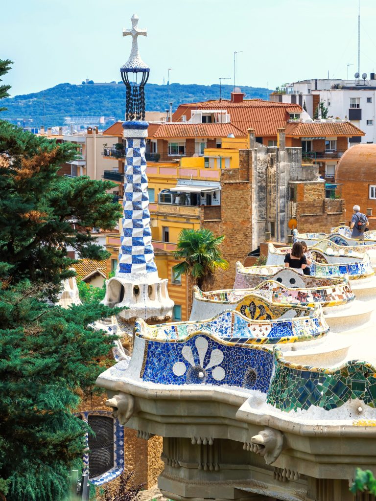Belle vue sur la globalité du parc de Guell à Barcelone