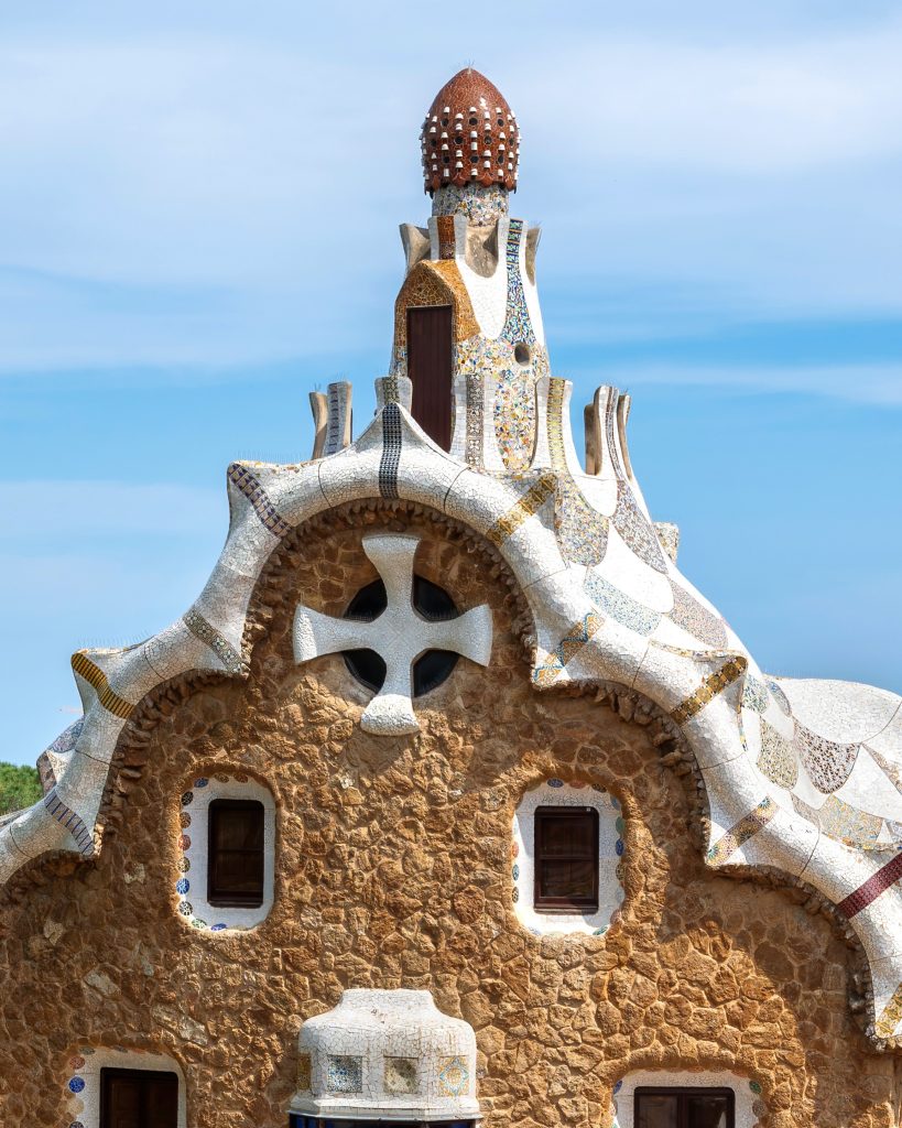 Petite maison au parc Guell avec des formes amusantes