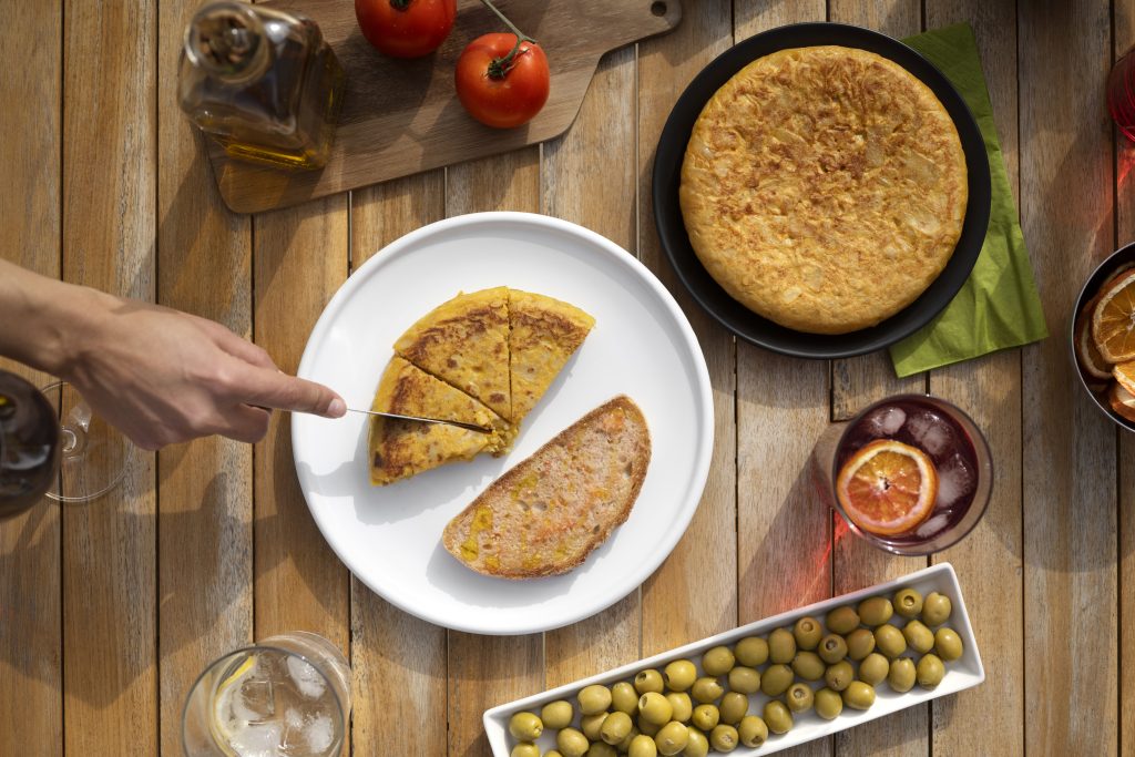 Différents plats sur une table avec une galette de pomme de terre typiquement espagnole
