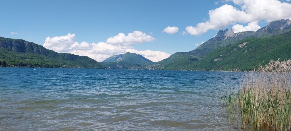 Plage à Annecy, vue sur les montages et le joli ciel bleu