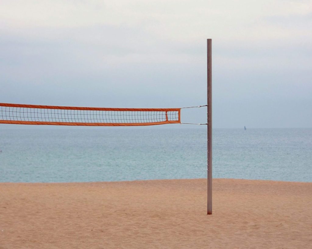 Une jolie plage de jour, vide, avec un terrain de volley ou de beach volley, idéal pour les sportifs d'été