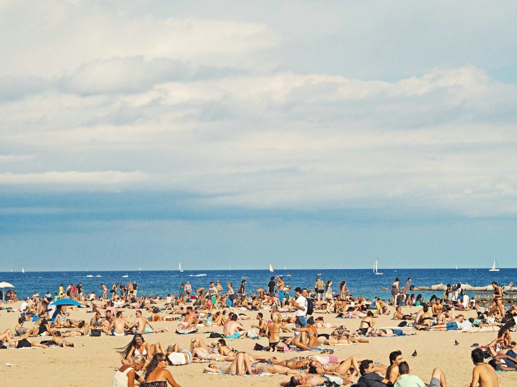 La jolie plage de Sant Sebastià, en plein été et pleine de touristes