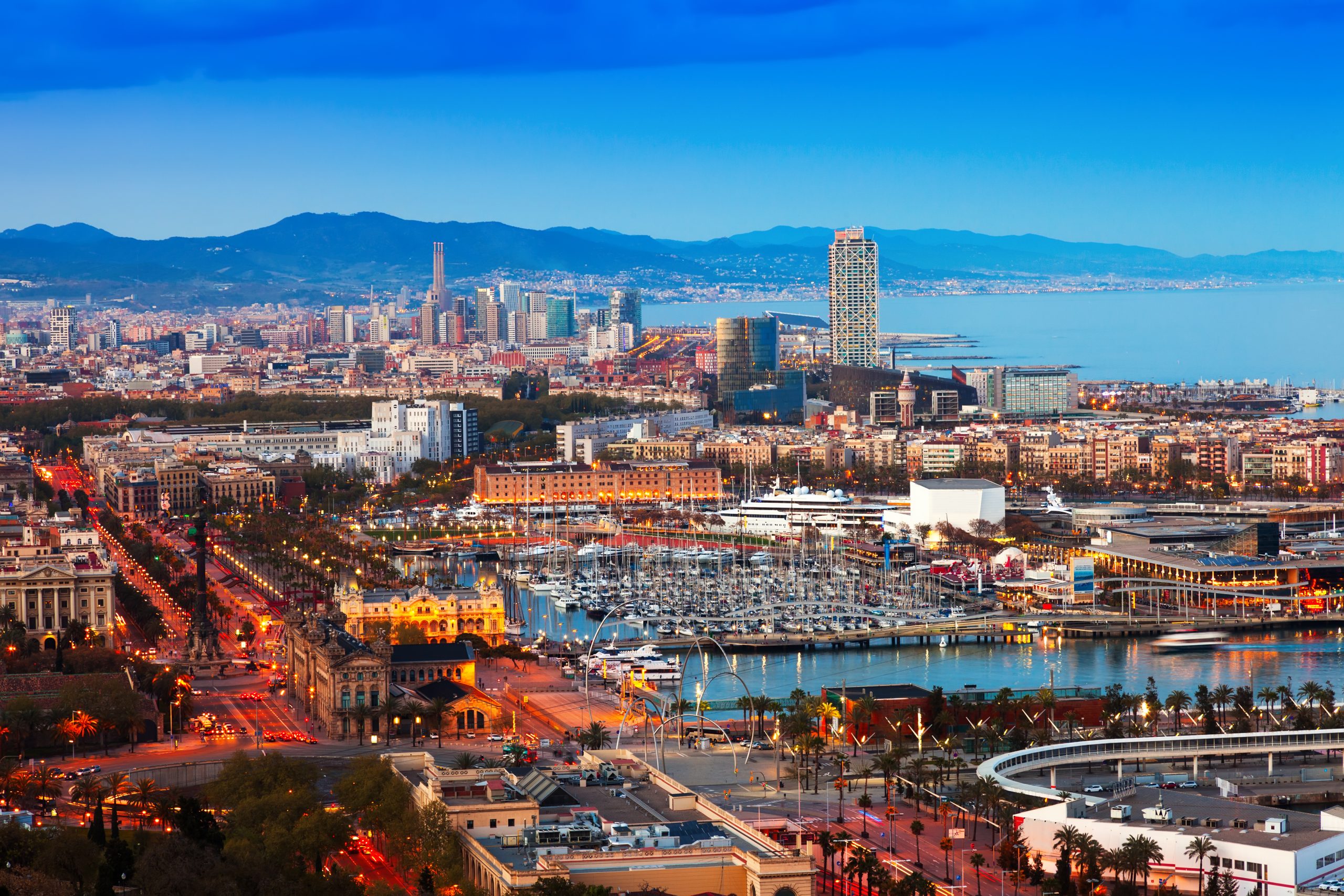 Port Vell à Barcelone durant le coucher de soleil