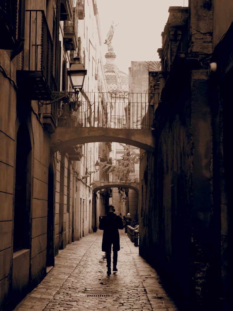 Photo prise dans une ruelle du quartier gothique de barcelone