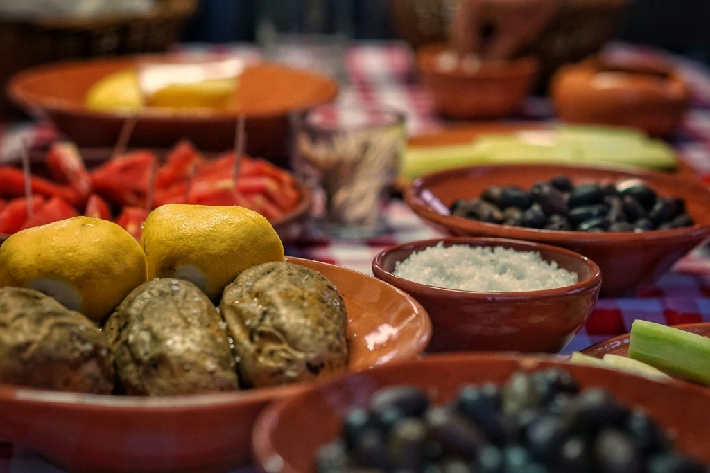 Miam, quoi de mieux que de découvrir un environnement qu'en mangeant un bon plat local ? Sur cette photo alléchante vous pouvez trouver différents plats rouges rempli de piments, olives, pommes de terre, céleri ...
