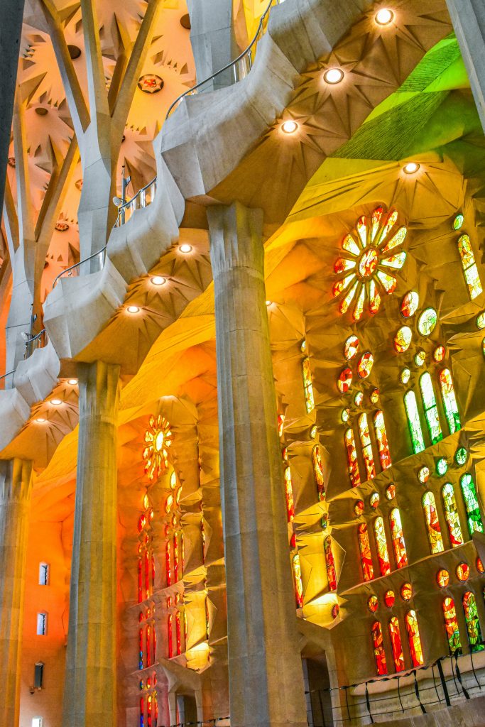 Les vitraux de la sagrada familia illuminés