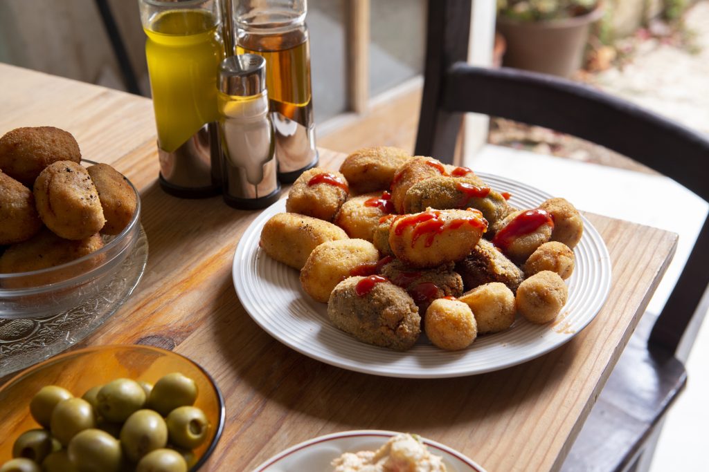 Repas pas cher avec un joli verre de vin, c'est une assiette de patates