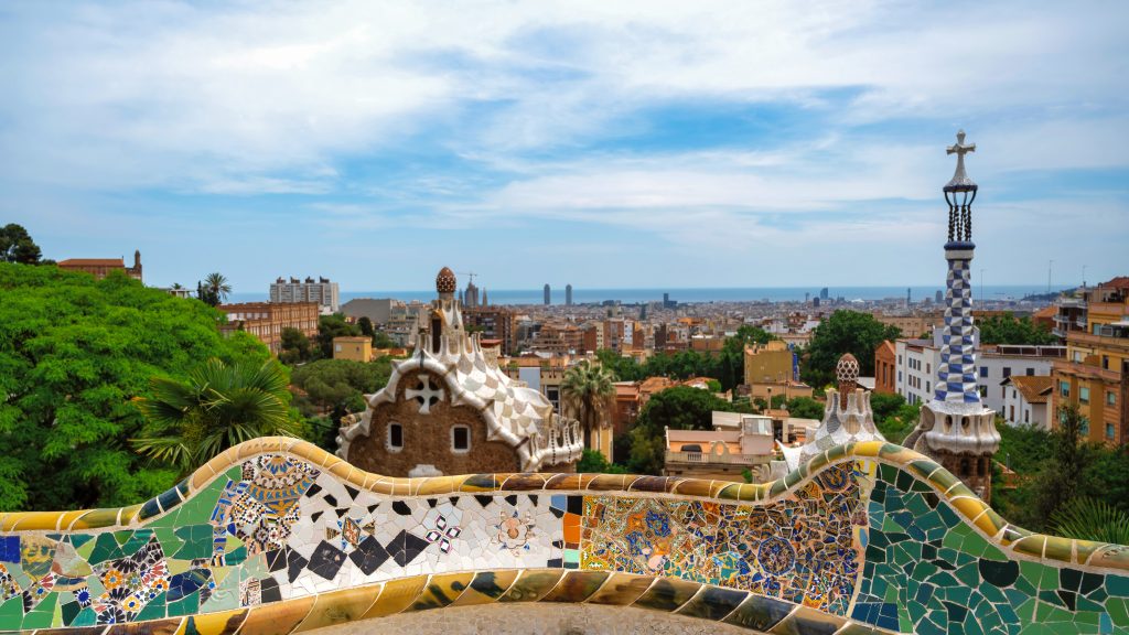 Vue panoramique depuis le parc Guell à Barcelone en direction de la mer